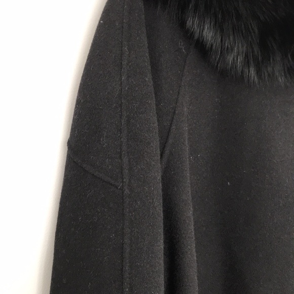 LUXURIOUS, AND ELEGANT COAT ~ Fine wool and fox fur collar. - Picture 4 of 14